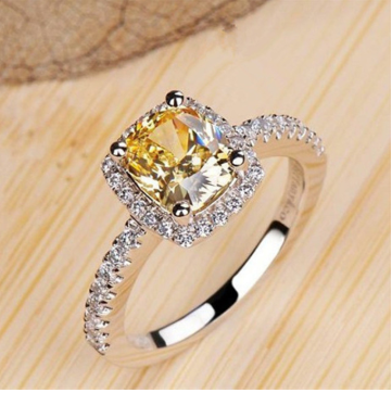 Elegant Wedding Ring in White Gold