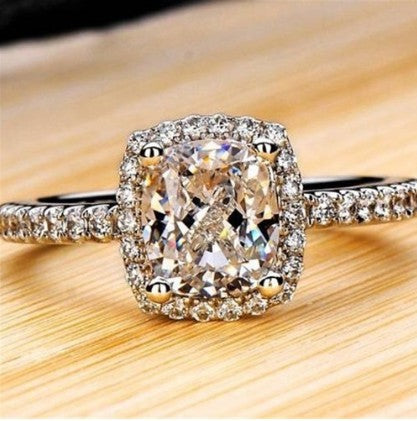 Elegant Wedding Ring in White Gold